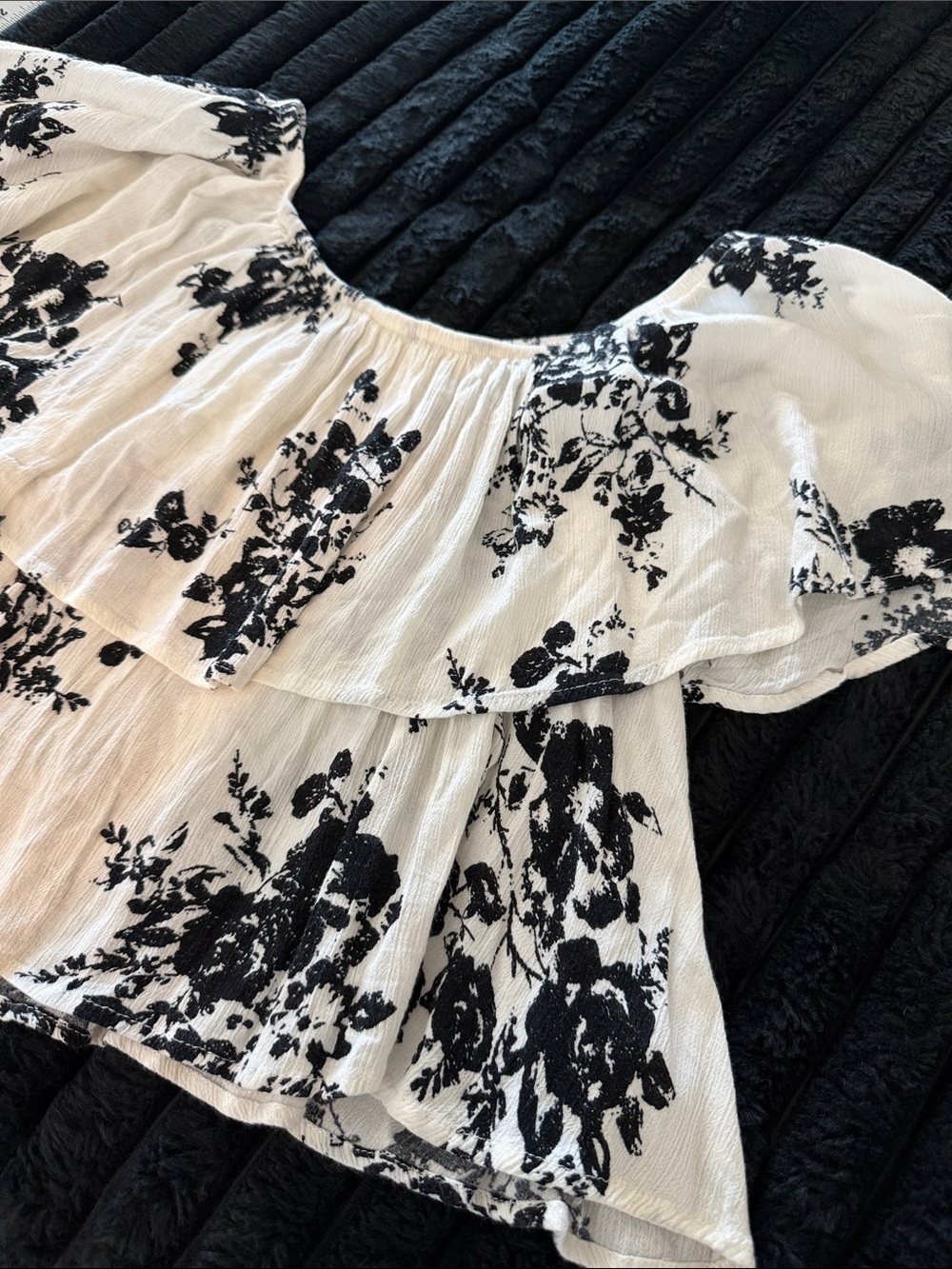 Lulu's White Floral Ruffle Crop Top